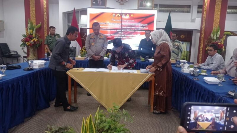 Pemko Padang menyetujui dana hibah untuk pengamanan Pilkada 2024 senilai Rp2,85 miliar. Dana tersebut untuk Polresta Padang Rp2,5 miliar