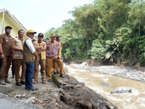 Pemko Padang Panjang mengajukan perbaikan jalan Lubuk Mata Kucing dan jembatan di Tanjung pascabanjir bandang ke BNPB.