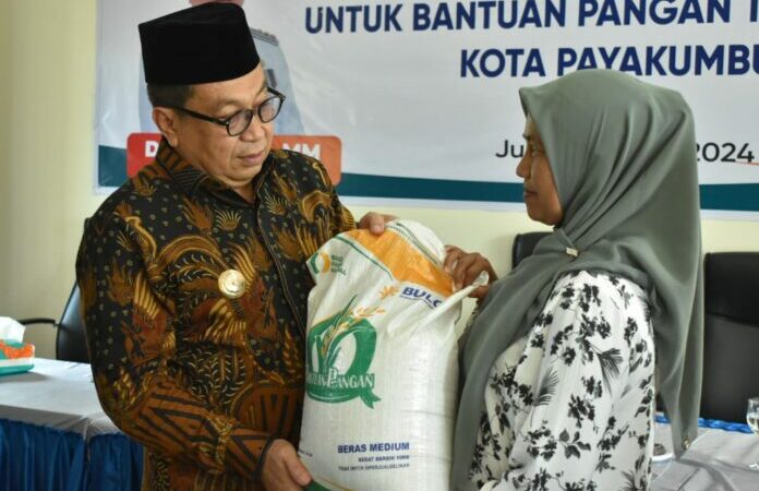 Pj Wali Kota Payakumbuh Jasman menyerahkan secara simbolis bantuan cadangan beras pemerintah (CBP) tahap II untuk bantuan pangan 2024