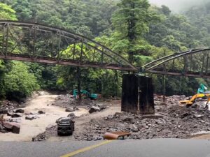 Cek Fakta: Jalan Lembah Anai yang Putus Sudah Bisa Dilewati, Benarkah?