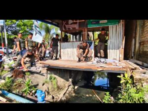 Bangunan liar (bangli) di Jalan Sawahan, Kecamatan Padang Timur, Kota Padang, kedapatan masih berdiri di atas drainase. Padahal