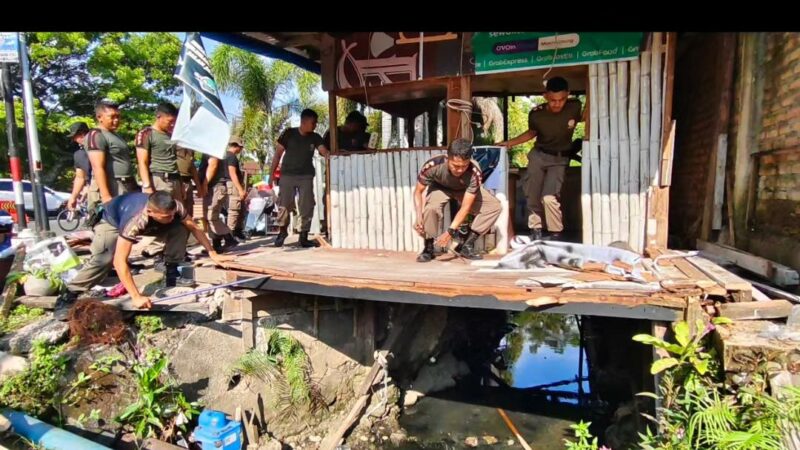 Bangunan liar (bangli) di Jalan Sawahan, Kecamatan Padang Timur, Kota Padang, kedapatan masih berdiri di atas drainase. Padahal