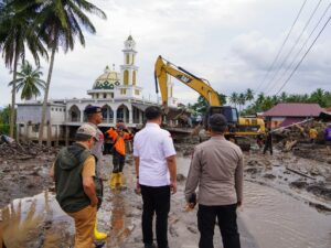Bupati Dharmasraya Serahkan Bantuan untuk Warga Korban Banjir Bandang