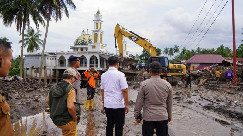 Bupati Dharmasraya Serahkan Bantuan untuk Warga Korban Banjir Bandang