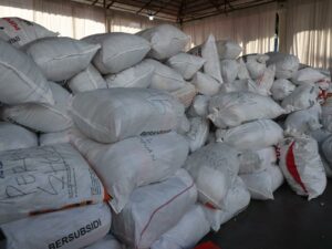 Bantuan berupa baju atau pakaian bekas di posko utama tanggap darurat bencana maupun di posko-posko nagari di Tanah Datar sudah menumpuk.