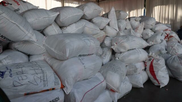 Bantuan berupa baju atau pakaian bekas di posko utama tanggap darurat bencana maupun di posko-posko nagari di Tanah Datar sudah menumpuk.