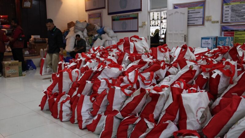 Pemkab Tanah Datar menerima 1.000 paket sembako dari Presiden RI Joko Widodo. Paket sembako tersebut diperuntukkan bagi warga terdampak