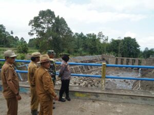 Bupati Tanah Datar, Eka Putra meninjau kondisi sabo dam yang berada di Nagari Pasir Laweh, Senin (27/5/2024). Peninjauan itu dilakukan guna memastikan kondisi sabo dam