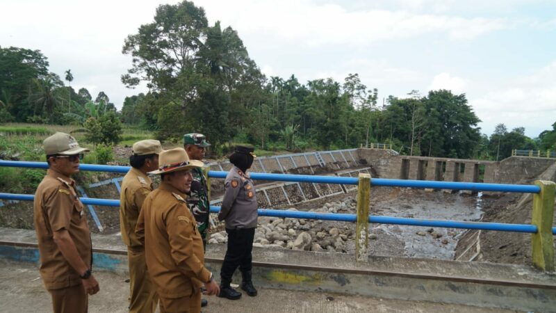 Bupati Tanah Datar, Eka Putra meninjau kondisi sabo dam yang berada di Nagari Pasir Laweh, Senin (27/5/2024). Peninjauan itu dilakukan guna memastikan kondisi sabo dam