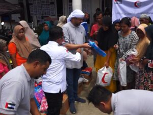 Bantuan terus berdatangan untuk korban banjir bandang di Tanah Datar. Kali ini bantuan datang dari Bulan Sabit Merah Uni Emirat Arab (UEA).