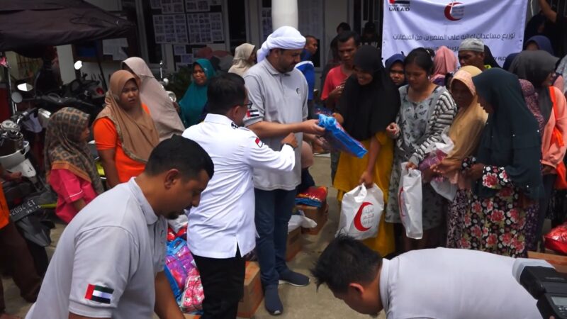 Bantuan terus berdatangan untuk korban banjir bandang di Tanah Datar. Kali ini bantuan datang dari Bulan Sabit Merah Uni Emirat Arab (UEA).