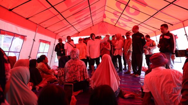Mensos Tri Rismaharini mengingatkan pemerintah daerah untuk segera memindahkan titik pengungsian masyarakat di Nagari Parambahan,