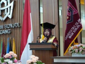 Rektor UIN Imam Bonjol Padang, Martin Kustati mengharapkan UIN Imam Bonjol yang tidak hanya sekedar mencetak sarjana, melainkan harus bisa