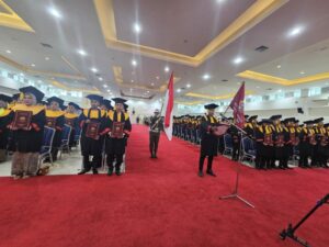 Sebanyak 348 orang mahasiswa hari ini dilantik sebagai wisudawan dan wisudawati UIN Imam Bonjol Padang. Sama seperti hari sebelumnya, hari