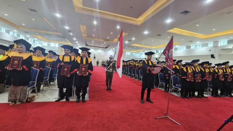 Sebanyak 348 orang mahasiswa hari ini dilantik sebagai wisudawan dan wisudawati UIN Imam Bonjol Padang. Sama seperti hari sebelumnya, hari