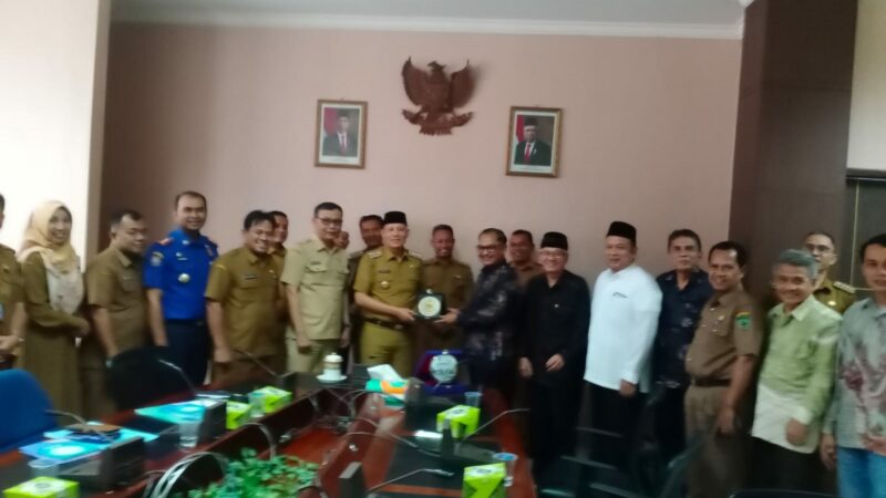 Universitas Islam Negeri (UIN) Imam Bonjol Padang menghadiri rapat pembahasan kerja sama dengan Bupati Pasaman tentang Peraturan Daerah