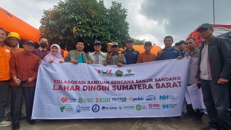 Rektor UIN Imam Bonjol Padang, Martin Kustati bersama tim mitigasi bencana universitas, dan Direktur Pemberdayaan Zakat dan Wakaf Kementerian