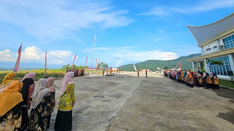 UIN Imam Bonjol Padang menggelar upacara Peringatan Hari Pendidikan Nasional di lapangan parkir Rektorat Kampus III UIN Imam Bonjol Padang