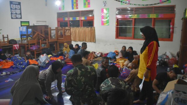 Puluhan Warga Terdampak Banjir Bandang Mengungsi di SDN 08 Kubang Duo Koto Panjang