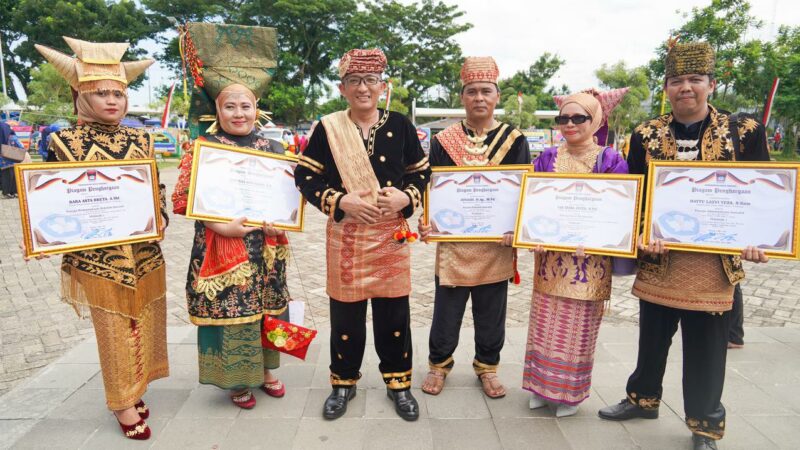 Pemko Padang Beri Penghargaan Insan Pendidikan
