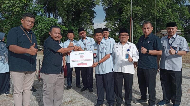 Peringati Hardiknas, SMK Semen Padang Terima Bantuan Perawatan dan Perbaikan Komputer