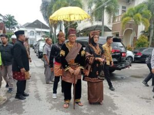 Wali Kota Padang, Hendri Septa resmi menyandang gelar Datuak Alam Batuah dari Suku Caniago Sumagek. Hendri menjalani proses malewakan gala