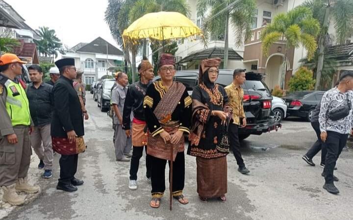 Wali Kota Padang, Hendri Septa resmi menyandang gelar Datuak Alam Batuah dari Suku Caniago Sumagek. Hendri menjalani proses malewakan gala