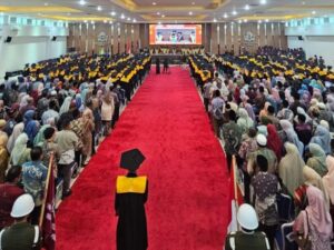 Sebanyak tujuh orang wisudawan terpilih dari seluruh fakultas diberikan beasiswa oleh UIN Imam Bonjol Padang untuk melanjutkan pendidikan ke