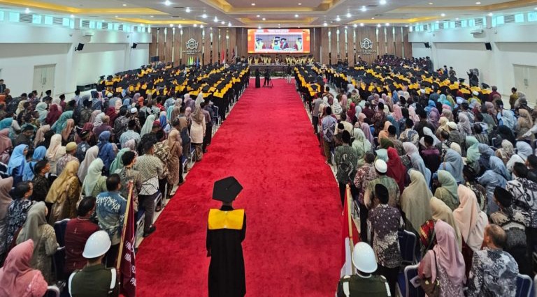 Sebanyak tujuh orang wisudawan terpilih dari seluruh fakultas diberikan beasiswa oleh UIN Imam Bonjol Padang untuk melanjutkan pendidikan ke