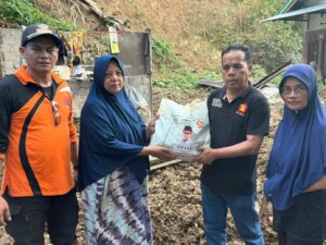 Anggota DPR RI asal Sumbar, Andre Rosiade menyalurkan bantuan kemanusiaan kepada korban terdampak longsor di Kota Sawahlunto, Minggu
