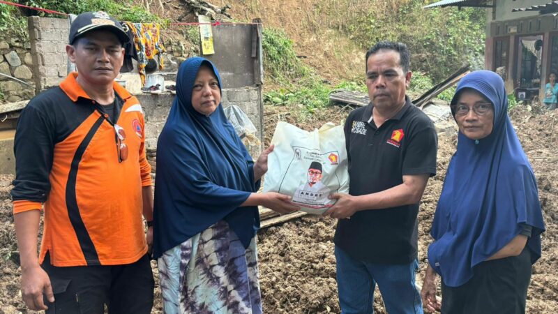 Anggota DPR RI asal Sumbar, Andre Rosiade menyalurkan bantuan kemanusiaan kepada korban terdampak longsor di Kota Sawahlunto, Minggu
