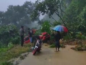 Musibah longsor terjadi di jalur Padang-Solok, tepatnya di bawah Tugu Bingkuang pada Selasa (7/5/2024) sekitar pukul 13.30 WIB.