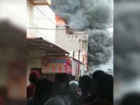 Kebakaran hebat melanda kawasan Blok A Pasar Raya Kota Padang, Sumatra Barat (Sumbar), Selasa (7/5) sekitar pukul 13.44 WIB. Kobaran api masih