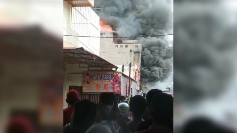 Kebakaran hebat melanda kawasan Blok A Pasar Raya Kota Padang, Sumatra Barat (Sumbar), Selasa (7/5) sekitar pukul 13.44 WIB. Kobaran api masih