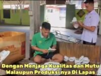 Libur panjang pada akhir pekan membawa keberkahan bagi warga binaan yang terlibat produksi sandal hotel di bengkel kerja Lapas Kelas Padang