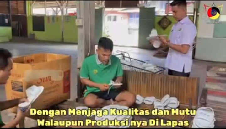 Libur panjang pada akhir pekan membawa keberkahan bagi warga binaan yang terlibat produksi sandal hotel di bengkel kerja Lapas Kelas Padang