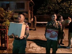 Puluhan botol minuman beralkohol berhasil diamankan oleh Satpol PP Padang bersama tim gabungan pada Jumat (10/5/2024)