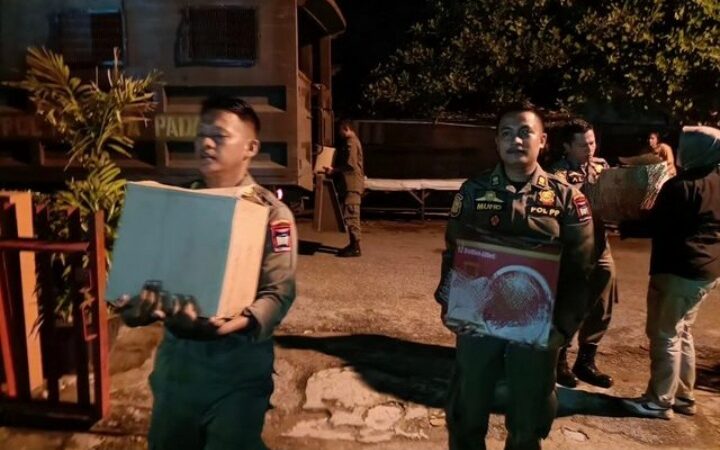 Puluhan botol minuman beralkohol berhasil diamankan oleh Satpol PP Padang bersama tim gabungan pada Jumat (10/5/2024)