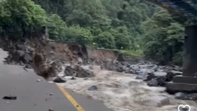 Sebanyak tujuh ruas jalan di Sumbar terdampak bencana alam banjir bandang dan tanah longsor pada 11 Mei lalu. Tidak itu saja, terdapat 46