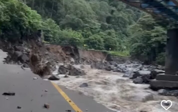 Sebanyak tujuh ruas jalan di Sumbar terdampak bencana alam banjir bandang dan tanah longsor pada 11 Mei lalu. Tidak itu saja, terdapat 46
