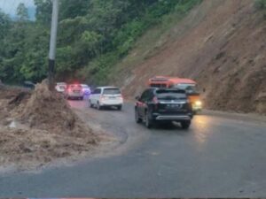 Ruas jalan Malalak akhirnya sudah bisa kembali dilalui secara normal pada Selasa siang (14/5/2024) usai dilanda longsor beberapa