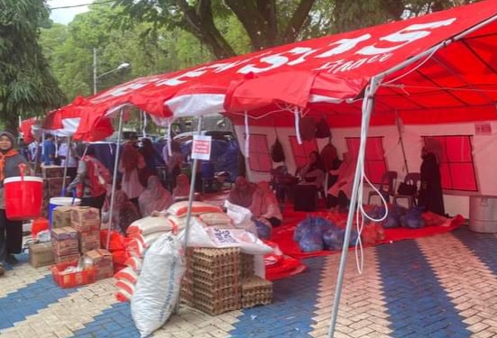 Salah satu dapur umum yang didirikan di Tanah Datar. [foto Kominfo Tanah Datar]