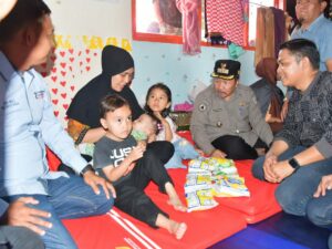 Fanta 2.0 dan relawan Prabowo Gibran, Gigih Brani 08, menyaluarkan bantuan kebutuhan pokok balita di posko pengungsian di SDN 08 Bukit