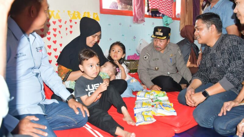 Fanta 2.0 dan relawan Prabowo Gibran, Gigih Brani 08, menyaluarkan bantuan kebutuhan pokok balita di posko pengungsian di SDN 08 Bukit