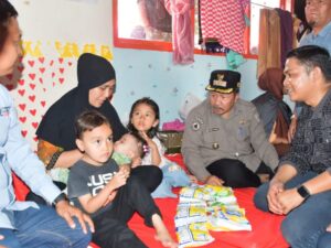 Fanta 2.0 dan relawan Prabowo Gibran, Gigih Brani 08, menyaluarkan bantuan kebutuhan pokok balita di posko pengungsian di SDN 08 Bukit