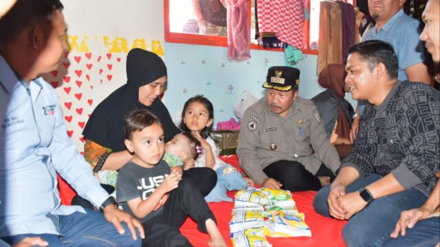 Fanta 2.0 dan relawan Prabowo Gibran, Gigih Brani 08, menyaluarkan bantuan kebutuhan pokok balita di posko pengungsian di SDN 08 Bukit