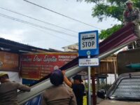 Satpol PP Padang menertibkan sebuah warung makan di Jalan Bypass Km 7, Kecamatan Pauh, pada Selasa (21/5/2024). Penertiban itu dilakukan