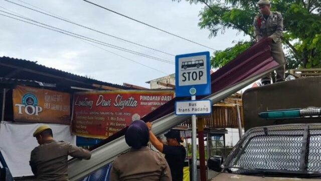 Satpol PP Padang menertibkan sebuah warung makan di Jalan Bypass Km 7, Kecamatan Pauh, pada Selasa (21/5/2024). Penertiban itu dilakukan