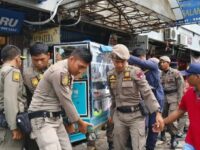 Puluhan lapak pedagang di Pasar Raya Padang ditertibkan oleh tim gabungan yang terdiri dari Satpol PP, Dinas Perdagangan dan TNI, Polri,