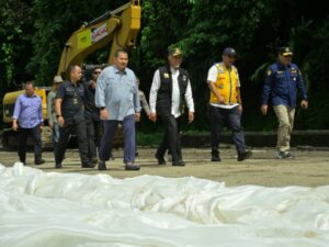 Gubernur Sumatra Barat (Sumbar) Mahyeldi Ansharullah meninjau progres pekerjaan di kawasan Lembah Anai pada Kamis (23/5/2024).